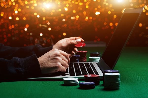 Mesin slot warna-warni dengan tema visual semarak